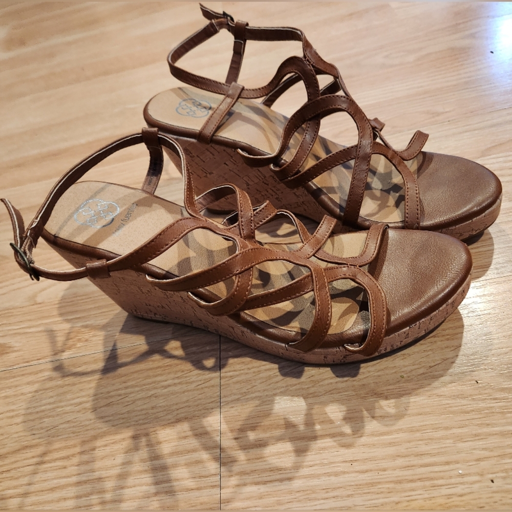 Daisy Fuentes strappy wedges size 11